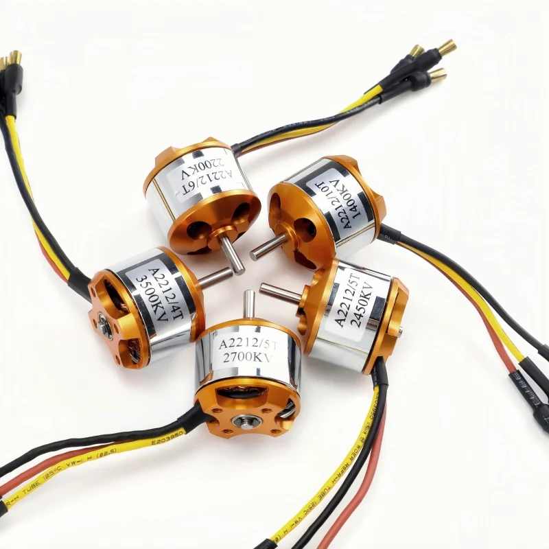 Moteur brushless 2212 pour drone, avec hélices montées et adaptateur en laiton.