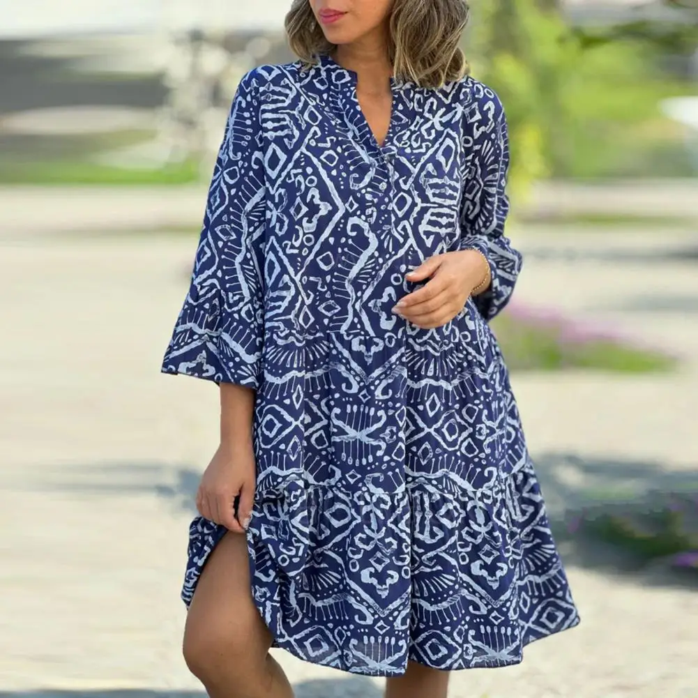 

Женское платье-миди с рукавом три четверти и V-образным вырезом