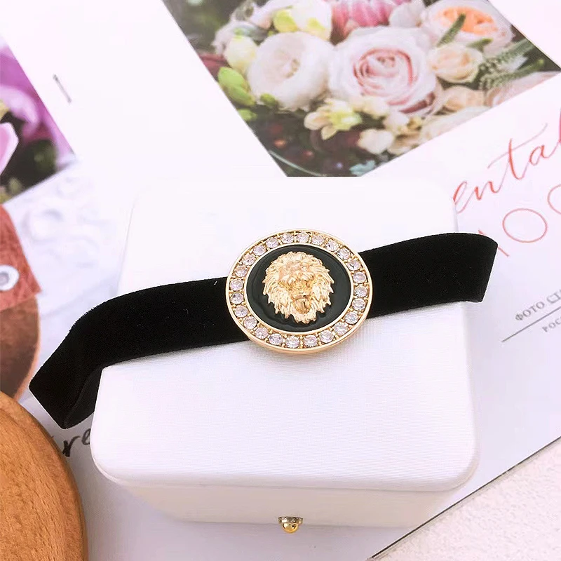 European and American Classics Fashionable Chamois Leather Dripping Lion's Head Choker Suitable for Women's Daily Wear Gift