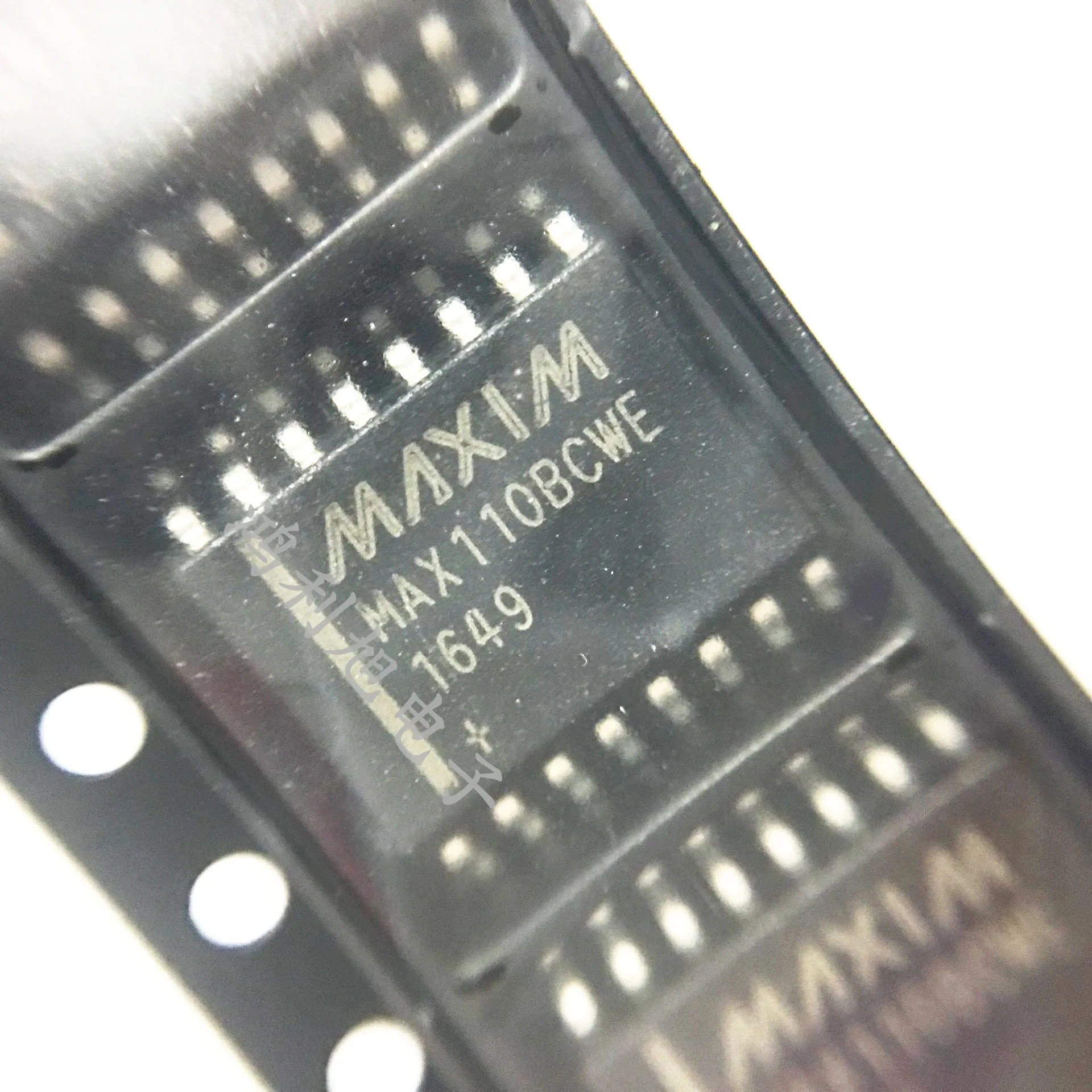 

1 шт./партия MAX110BCWE 2-канальный одноканальный ADC Delta-Sigma 50sps 14-битный последовательный 16-контактный SOIC W
