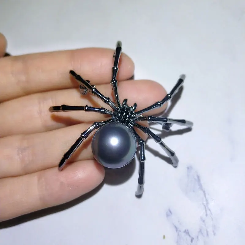 Pin Brooches Exaggerated Black White Spider Creative for Men Women Party Clothes Scarf Accessories Gift