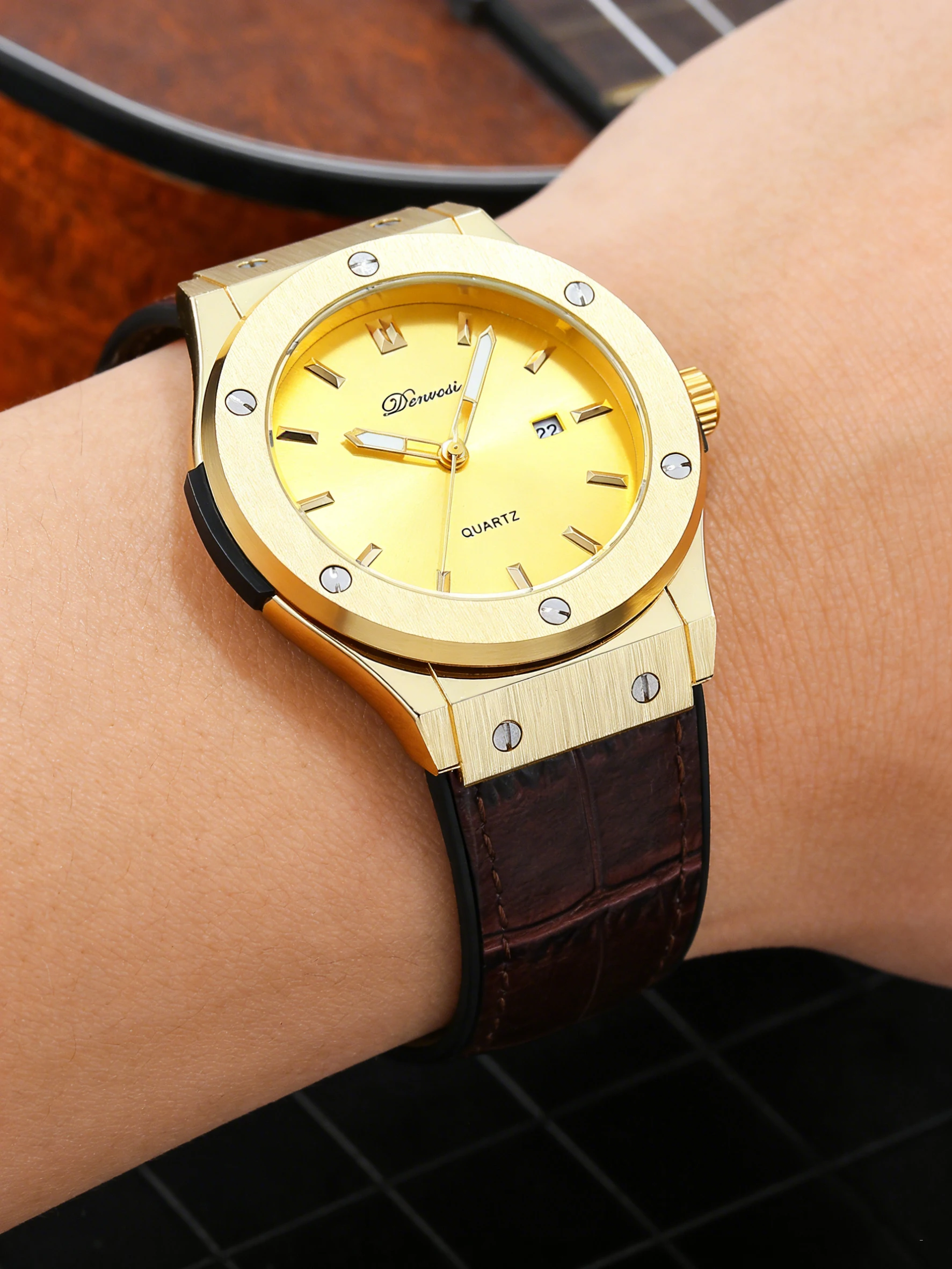 Elegant Men's Leather Strap Minimalist Watch - The Perfect Gift for Business Professionals and Fashion Enthusiasts
