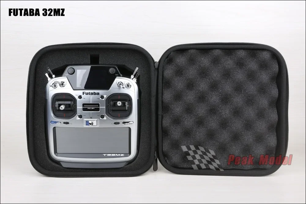 Vue latérale du sac de transport pour télécommande RC avec poche avant zippée et logo discret