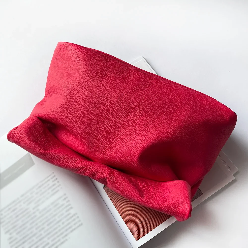 Personality roll-edge leather bag detail