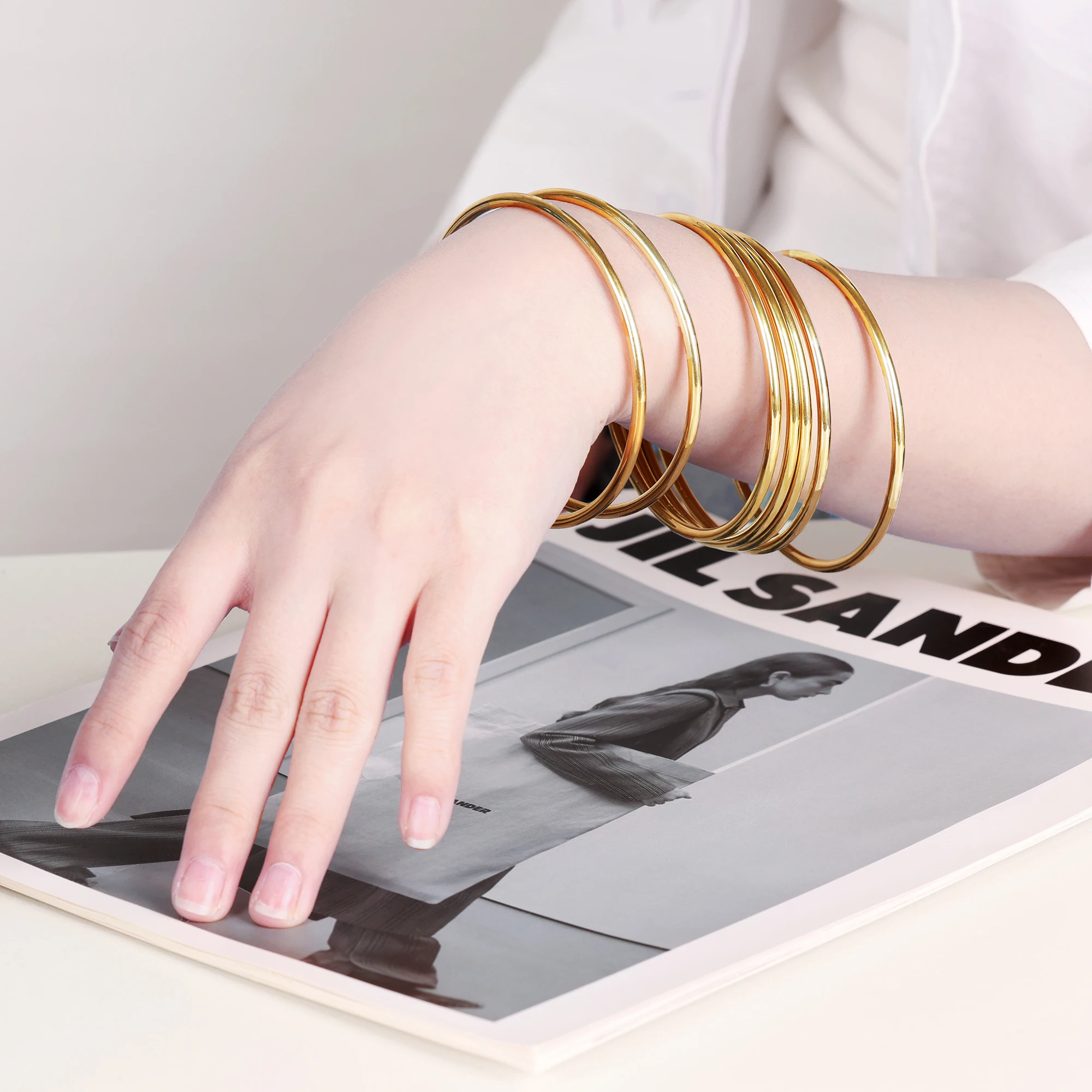 سوار عصري من الفولاذ المقاوم للصدأ دائري بسيط وأنيق باللون الذهبي 5