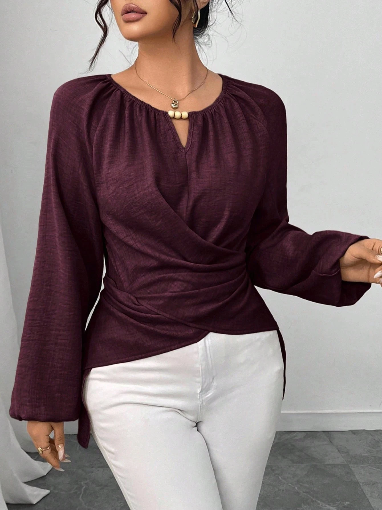 Chemisier portefeuille bordeaux pour femme avec col à perles en bois, manches longues lanternes, taille froncée, lien au dos et ourlet asymétrique – Élégant pour le bureau ou décontracté