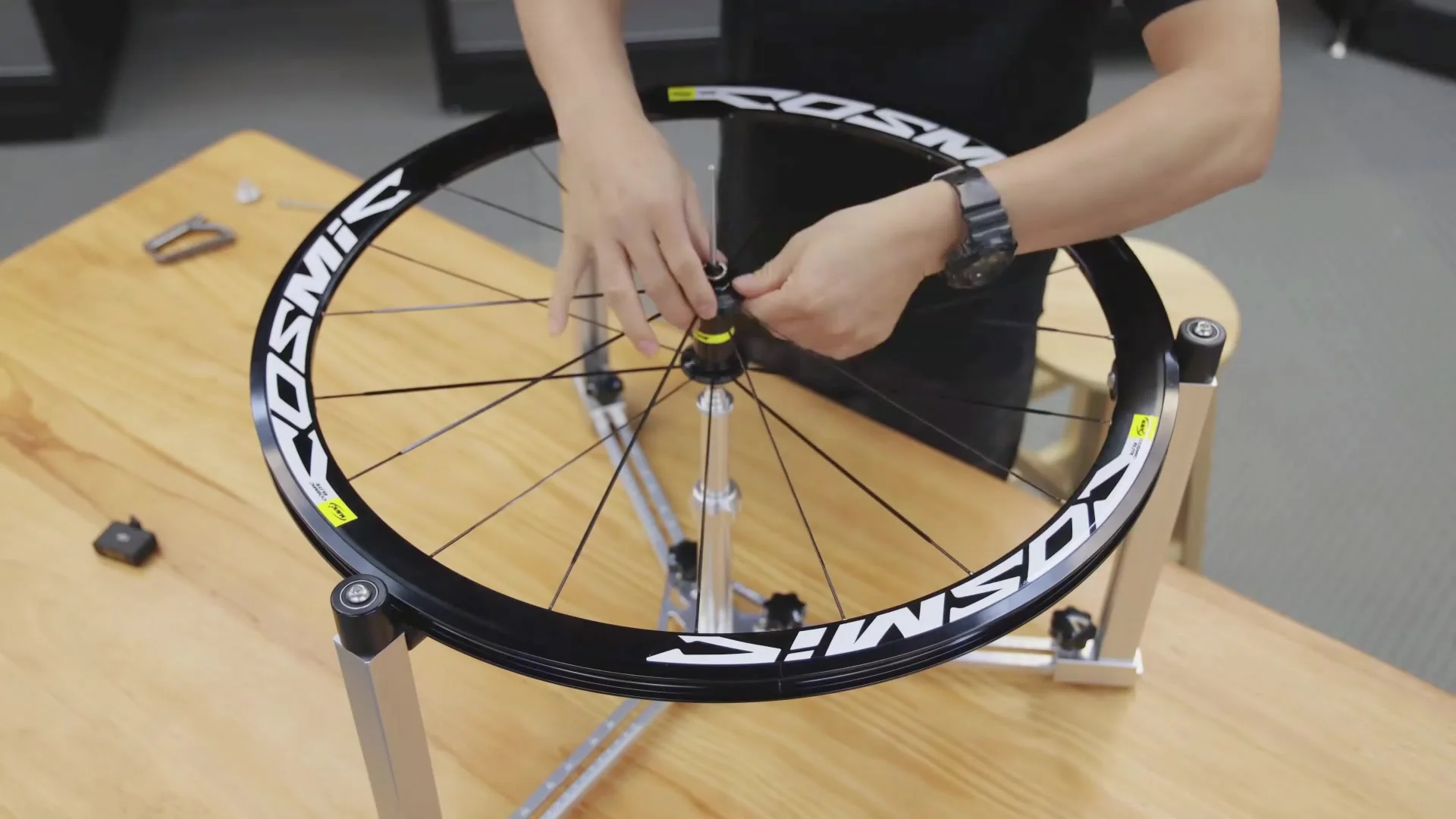 新品 LEBYCLE プロフェッショナル 自転車ホイール振れ取り台 LEBYCLE 自転車ホイールウィービングスタンドプロフェッショナル修理