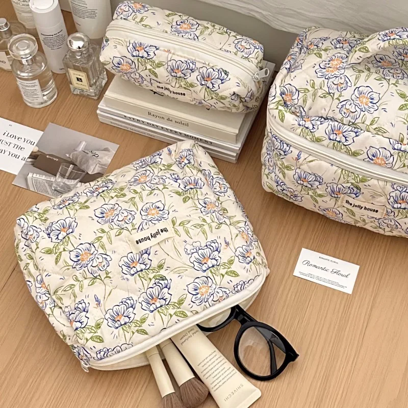 Korean Quilted Fresh Flowers Makeup Bag For Women Portable Toilet Bag Female Handbags Floral Organizers Storage