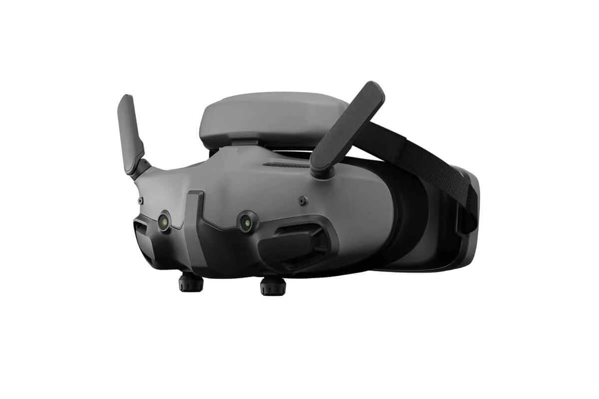 Utilisateur portant les lunettes FPV Goggles 3 DJI, compatibles Avata 2 Mini 4 Pro Air 3, en vol.