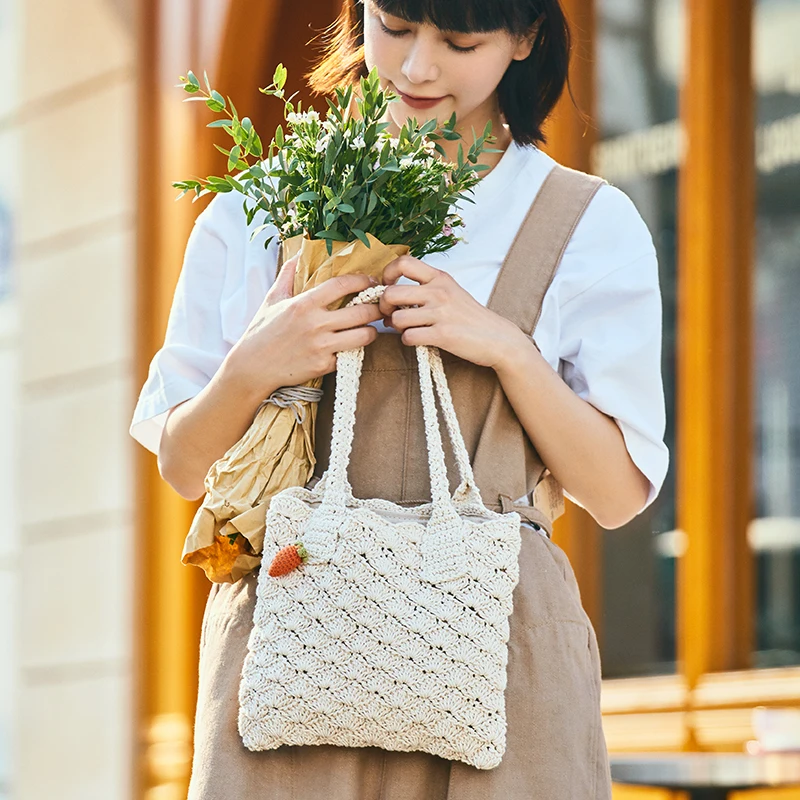 

New Japanese and Korean ins bloggers with the same travel holiday woven crocheted one-shoulder hand-held small square women's ba