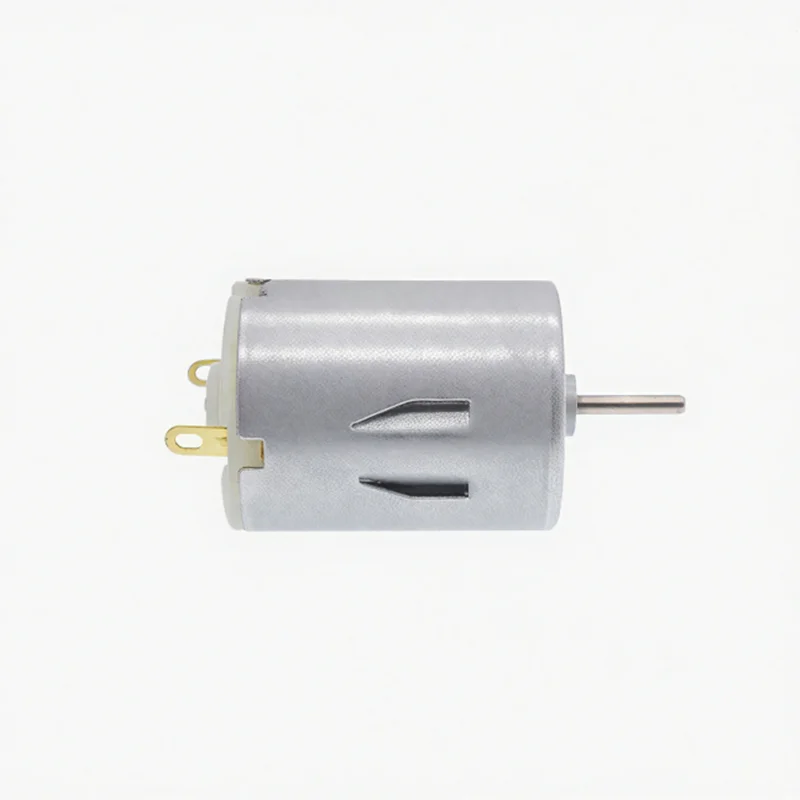 Moteur RC-280SA-20120 à côté d'une pile pour comparer sa taille compacte