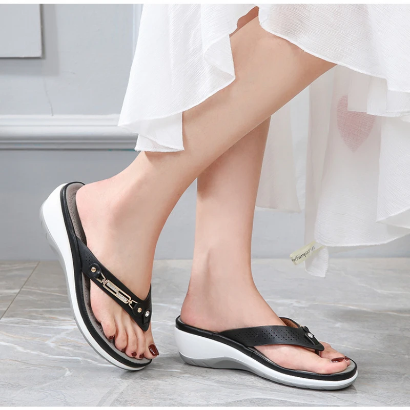 

2023 Summer Women's Slippers Fashion Light Casual Metal Button Wedge Flip Flops Slides Socofy Plus Size Platform Beach Sandals