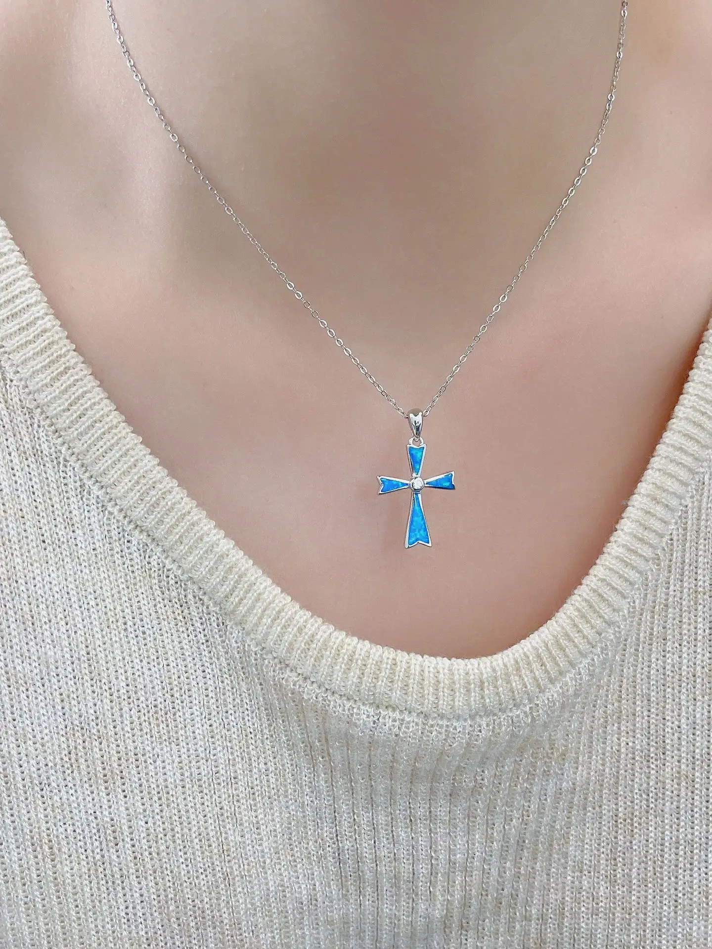 The new European and American s925 silver cross shaped women's necklace is simple, fashionable, and versatile