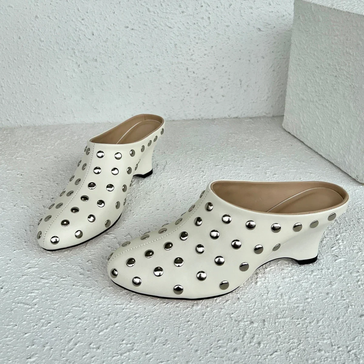 Рисунок 2 - Женские шлепанцы из натуральной кожи