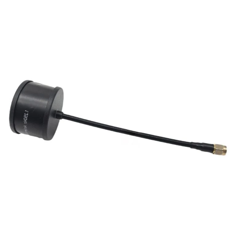 Antenne FPV 1.2G SMA J posée à côté d'un récepteur, illustration de la compatibilité.
