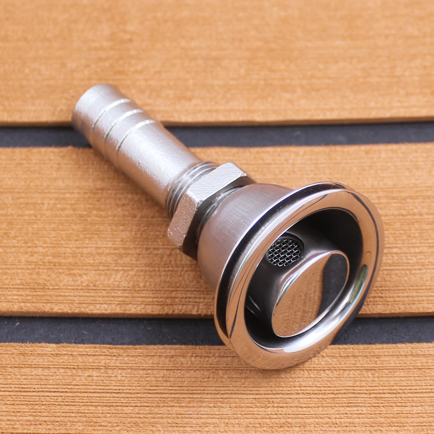 Рисунок 2 - Вентиляционное отверстие для топливного бака лодки