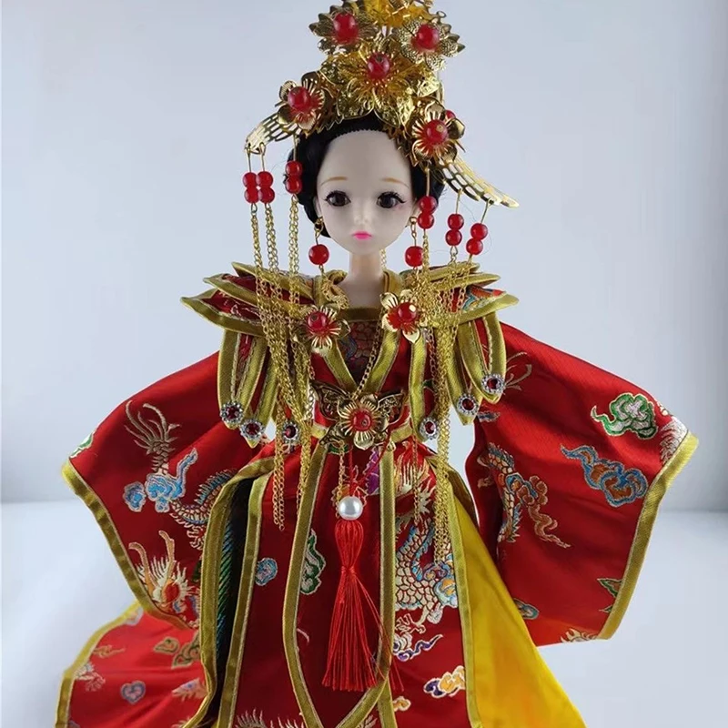 Bonecas antigas vestidas com roupas culturais tradicionais criadas