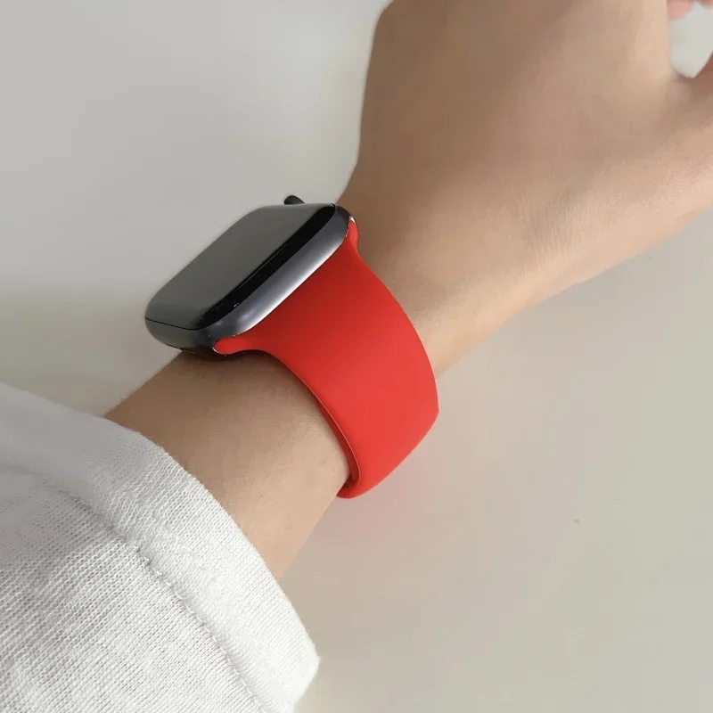 Silicone Sport Band for Apple Watch - Versatile and Durable Strap Accessory