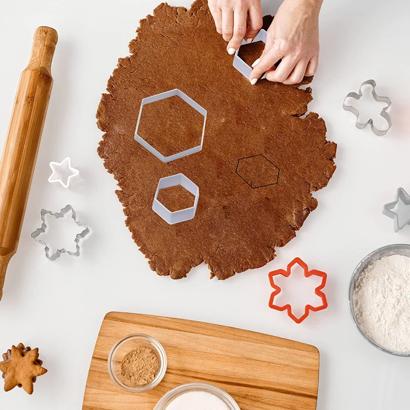 Baking Accessories 4Pcs/set Soccer Pattern Cake Cookie Molds Cutters DIY Hexagon Fondant Moulds Soccer Ball Cookie Cutter Football Cake Decoration Baking Tool Cookie Cutters