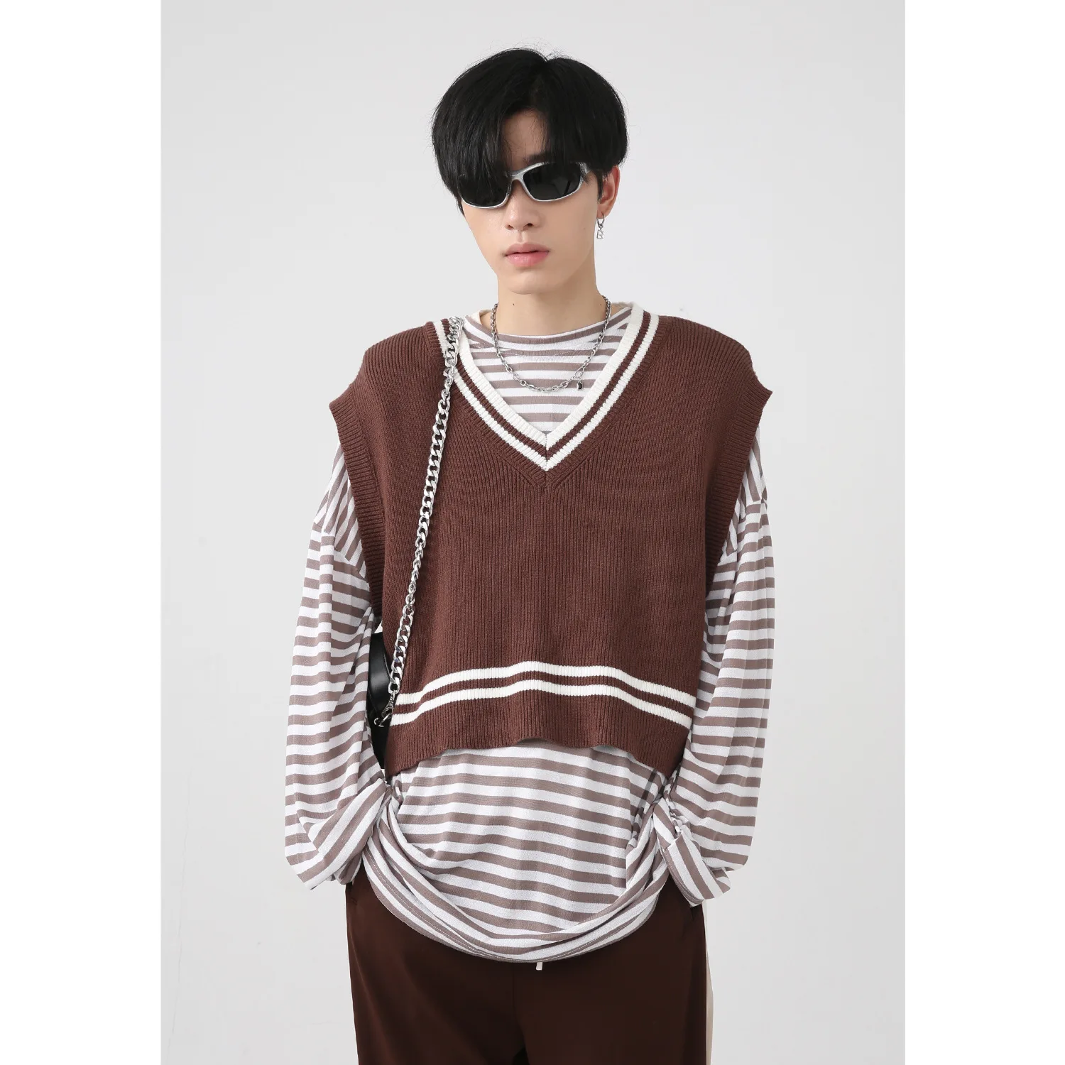 

Summer Fashion Korean Version Men's V-neck Knitting Vest Preppy Style Student Casual Versatile Contrast Color Sweater Waistcoats