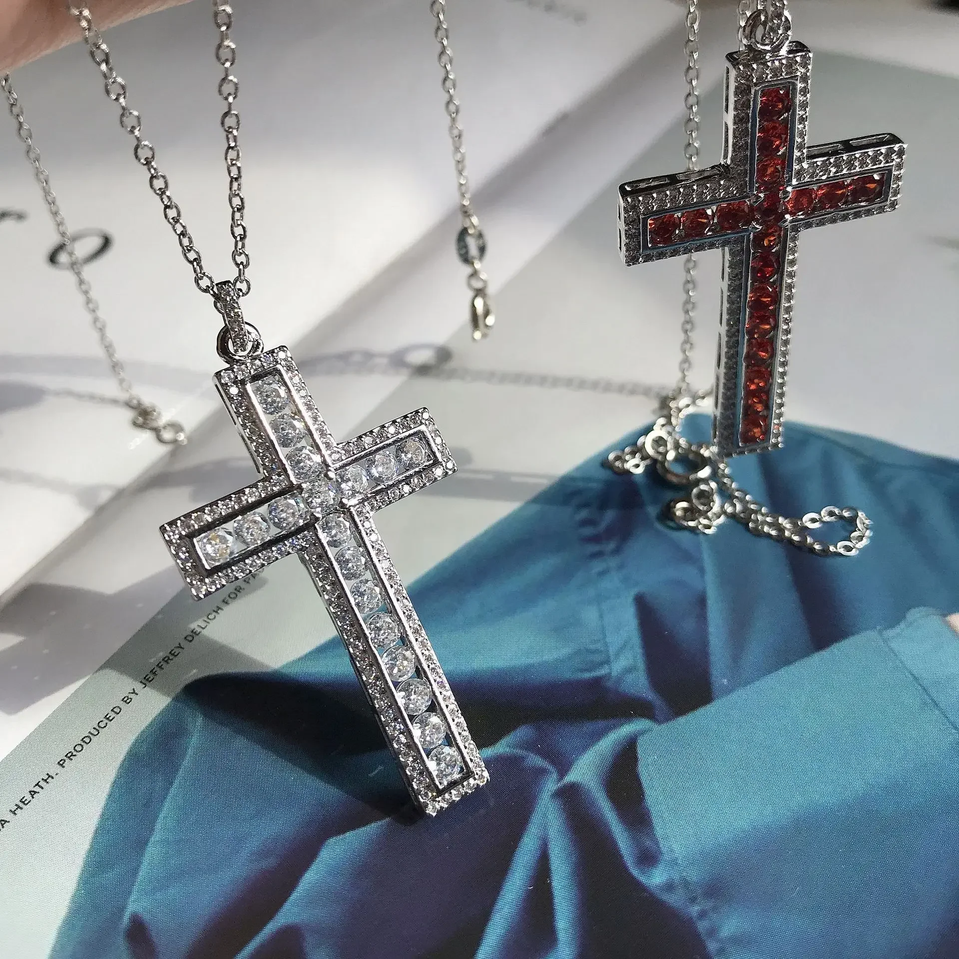 

Роскошное ожерелье для пары Lihua в европейском и американском стиле с покрытием 18k Яркий голубь кровь крест хип-хоп огромная искусственная подвеска