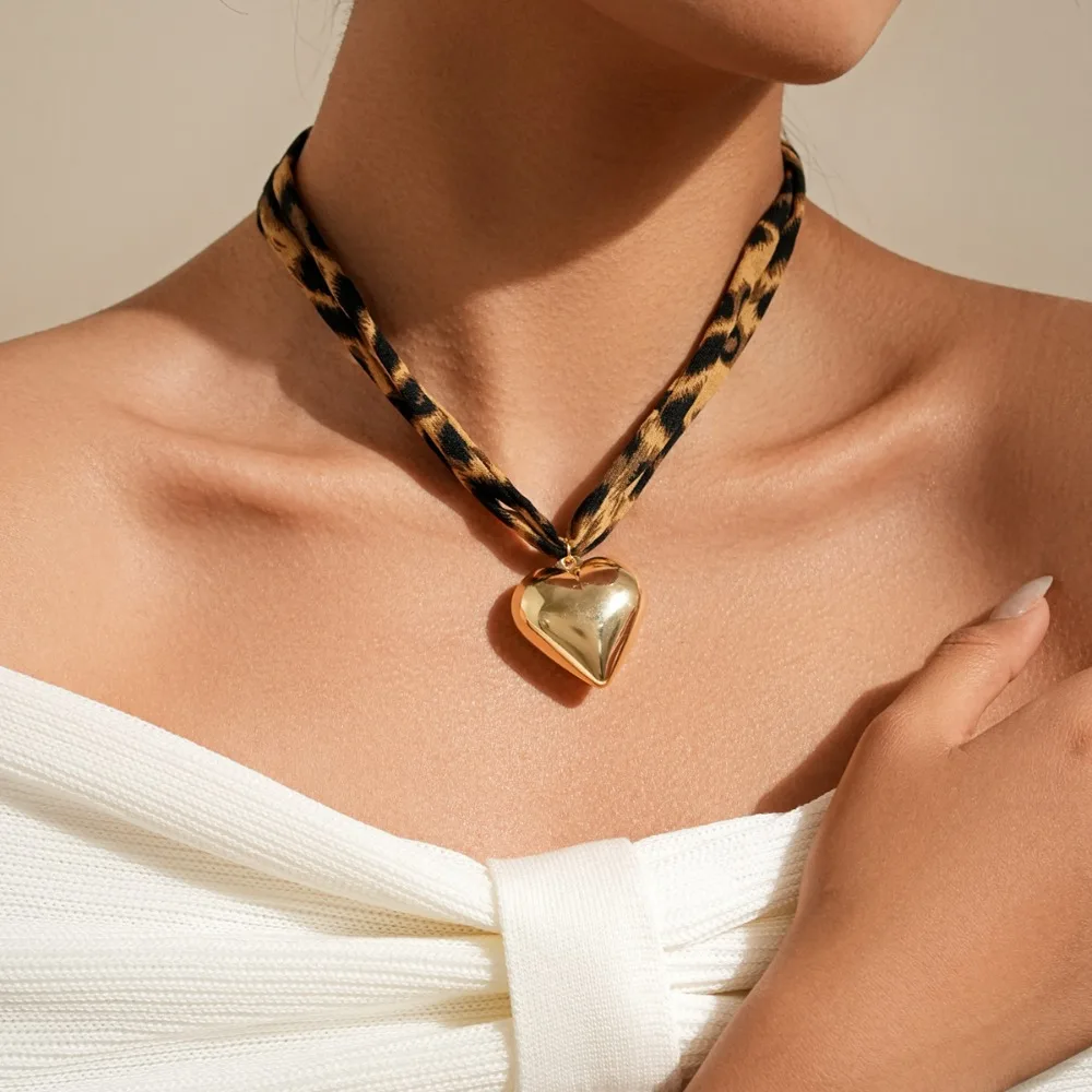Collar vintage con colgante de corazón y cadena de leopardo