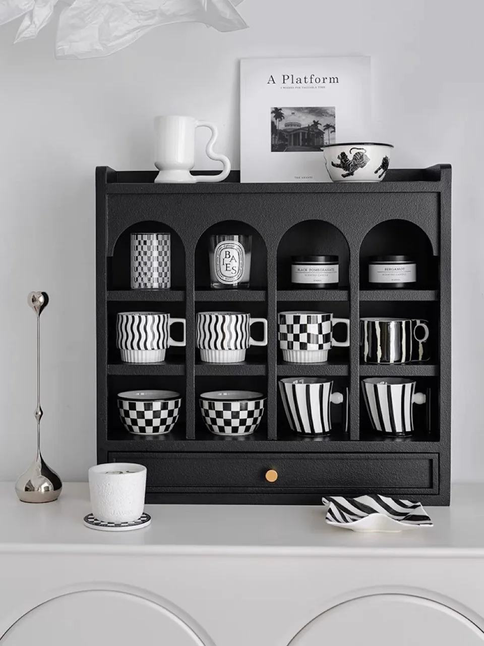 

Black cup holder, Nordic solid wood internet celebrity storage rack, desktop display rack, household cup grid rack, light luxury