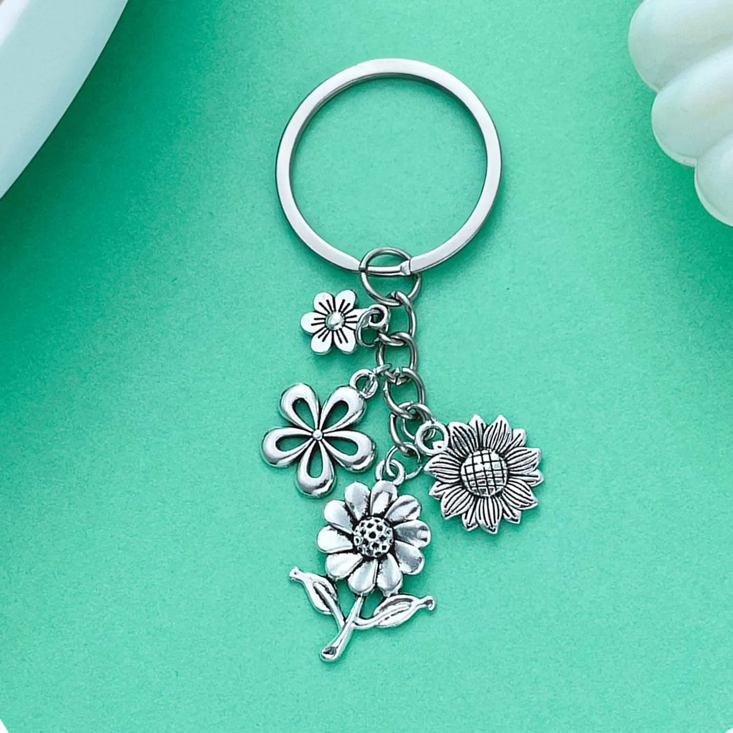 1pc New Fashion Sunflower Keychain, Alloy Metal key Ring, Jewelry Gift For Friends