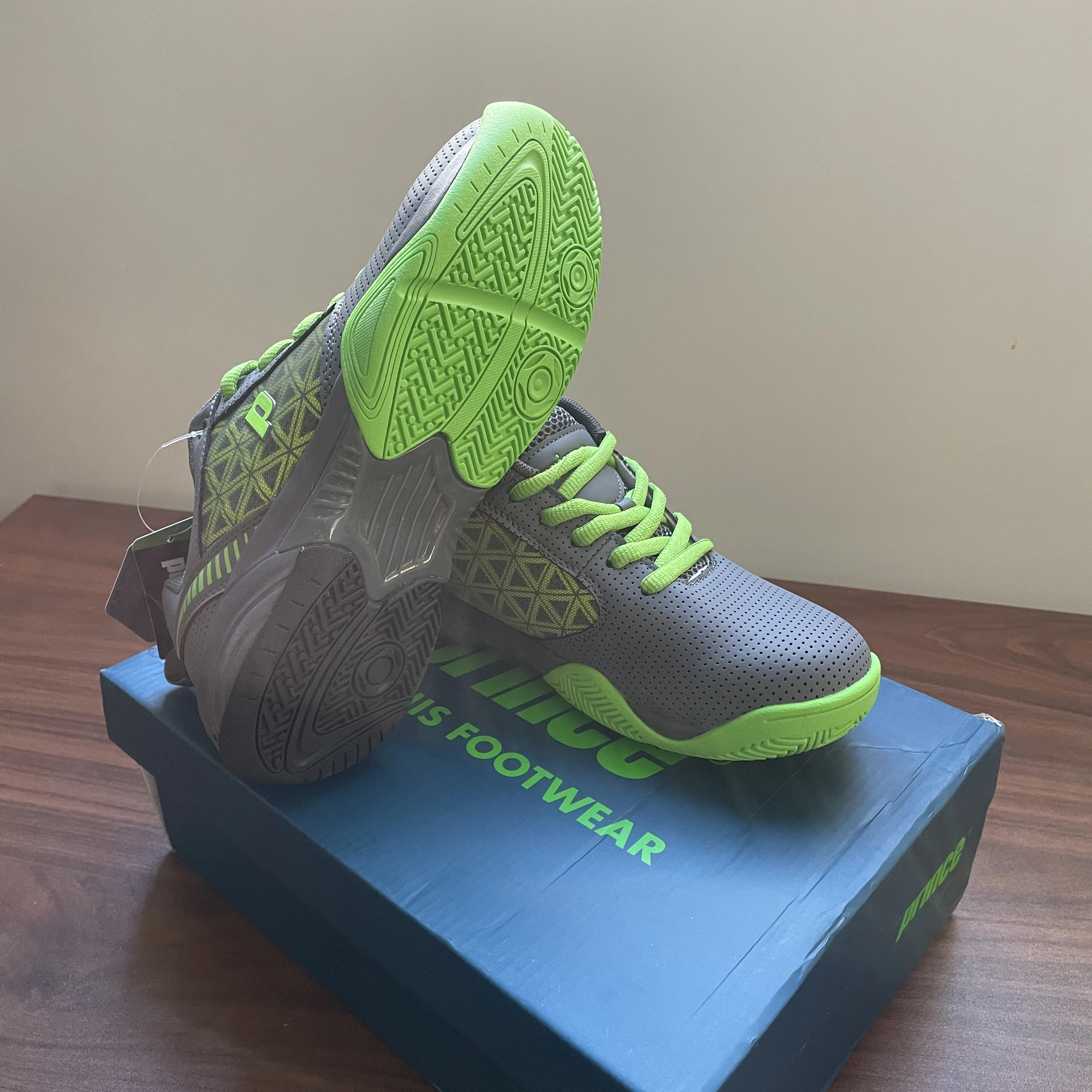 Indoor and outdoor non-slip wear-resistant badminton shoes Mesh breathable table tennis sports shoes Training sports