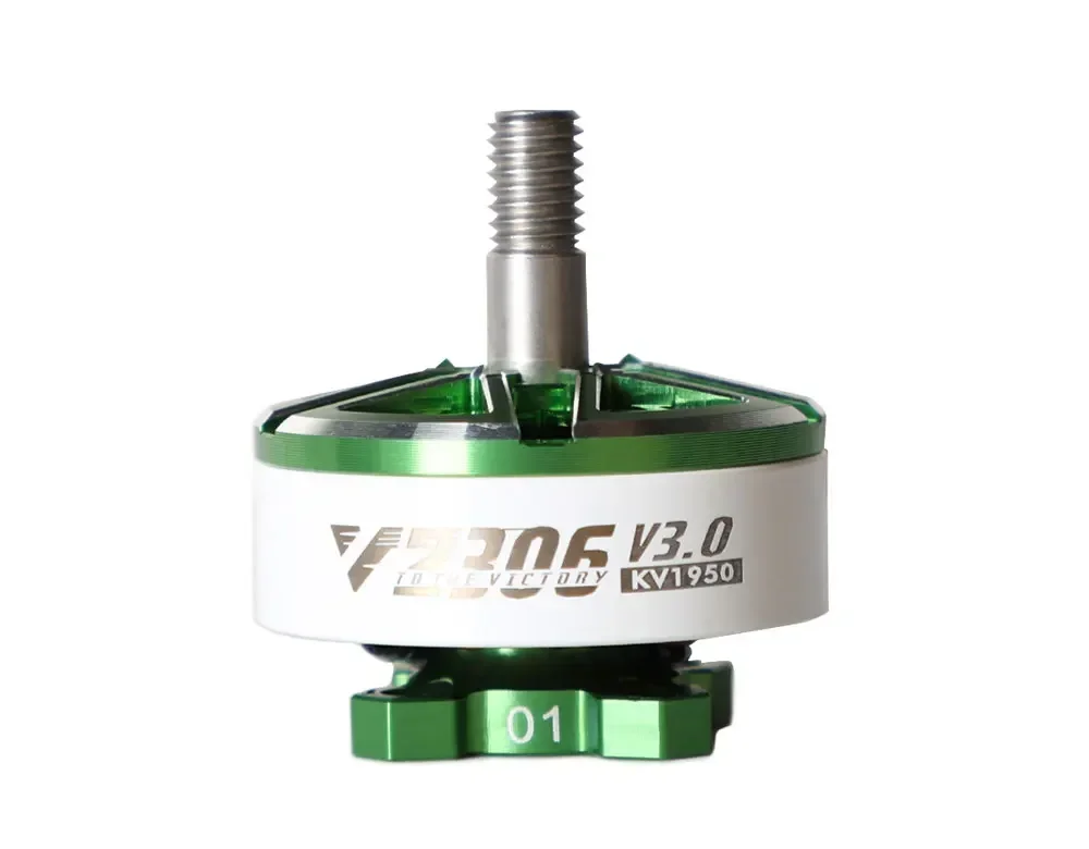 Gros plan sur le rotor d'un moteur drone FPV 2306/2207 V3, bobinage cuivre visible.