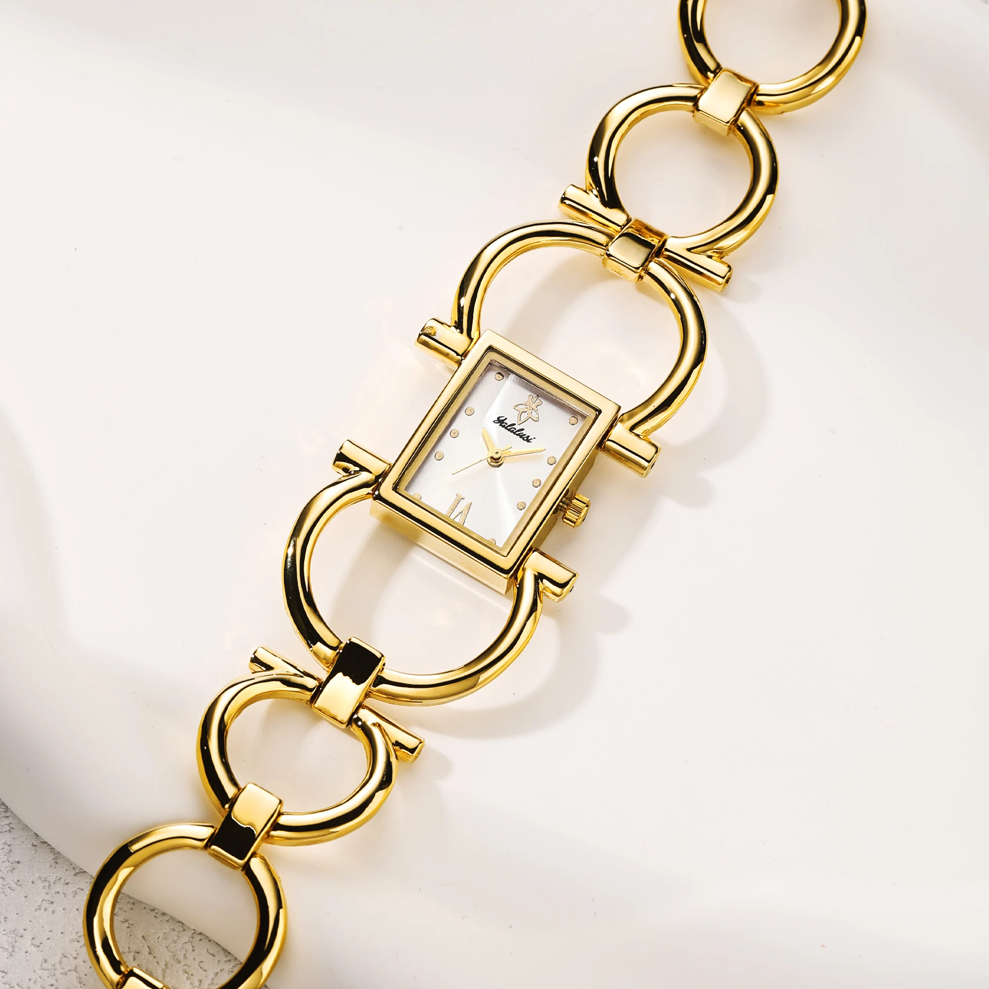 Elegant Ladies’ Bracelet Watches: Minimalist and Timeless Gifts