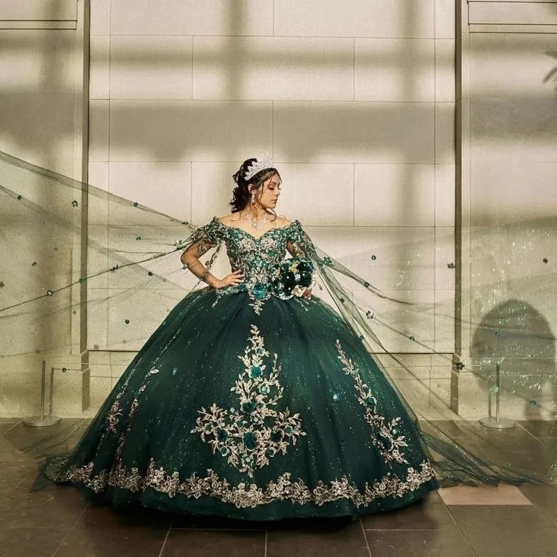 

Emerald Green Shiny Princess Sweetheart Off The Shoulder Ball Gown Quinceanera Dresses Beaded Applique 3D Flower With Cape Party