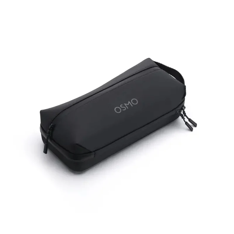 Sac de transport pour DJI Osmo 360 porté en bandoulière, avec une sangle réglable et un coussinet d'épaule.