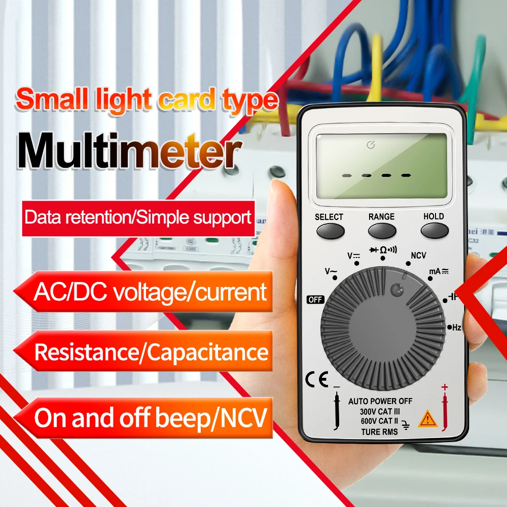 Multimètre numérique compact pour modélisme utilisé près d'une prise électrique, test AC sans contact en cours