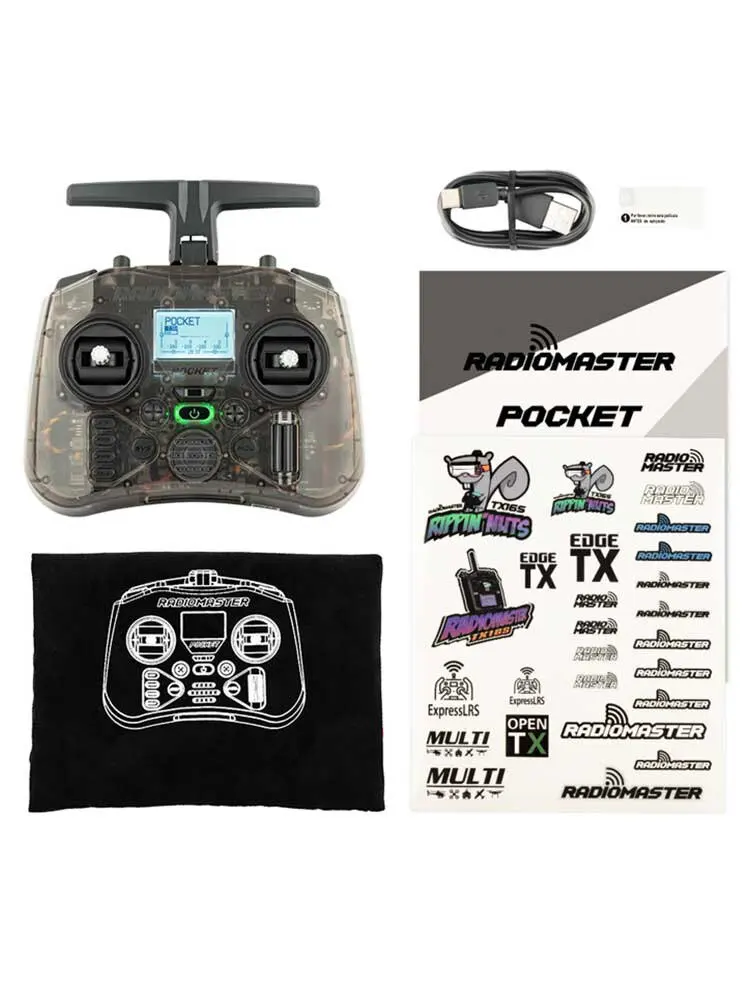 Radiocommande Radiomaster Pocket ELRS tenue en main, montrant sa taille compacte pour avions RC