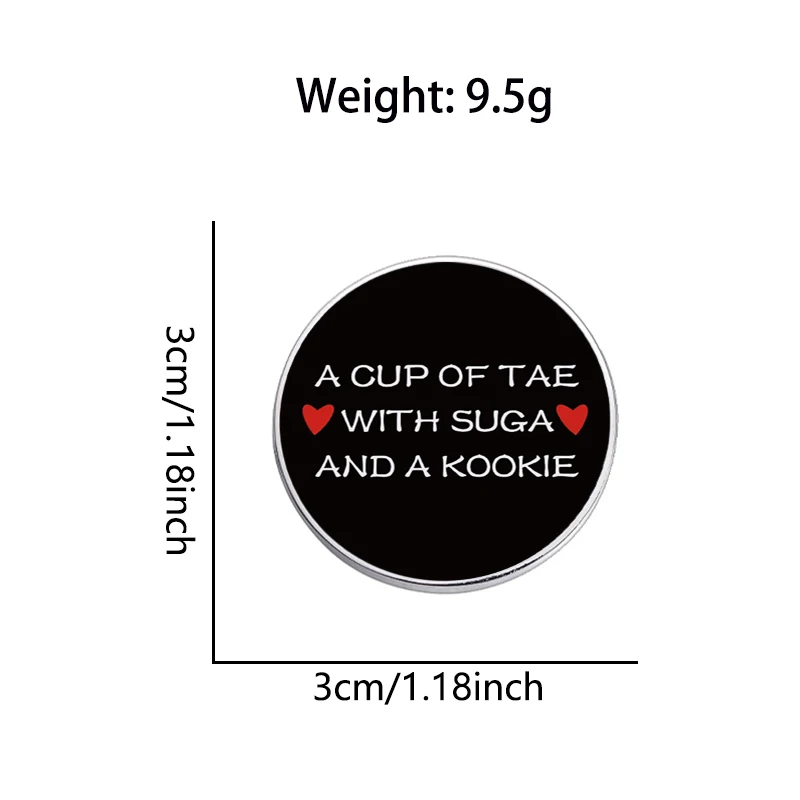Eine Tasse Tae mit Suga und einem Kookie Pint Broschen Pin für Freunde Geschenk Schwarz Runde Form Revers Abzeichen Zubehör für Party – Detail 1