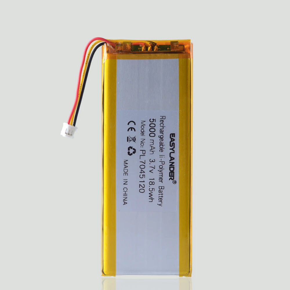 Batterie drone 5000mAh 3.7V branchée à un chargeur, prête pour une autonomie prolongée.