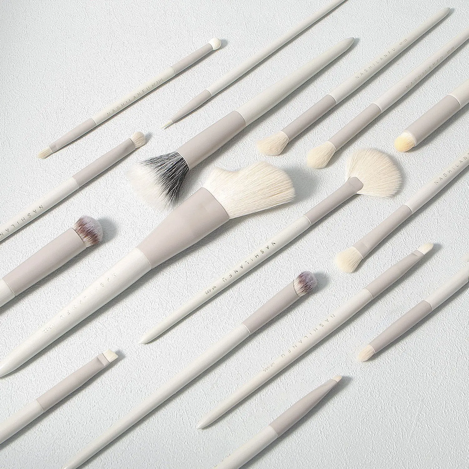 Set di pennelli professionali per il trucco da 16 pezzi – Manico bianco, setole morbide e soffici, delicato sulla pelle, perfetta precisione per la struttura del viso