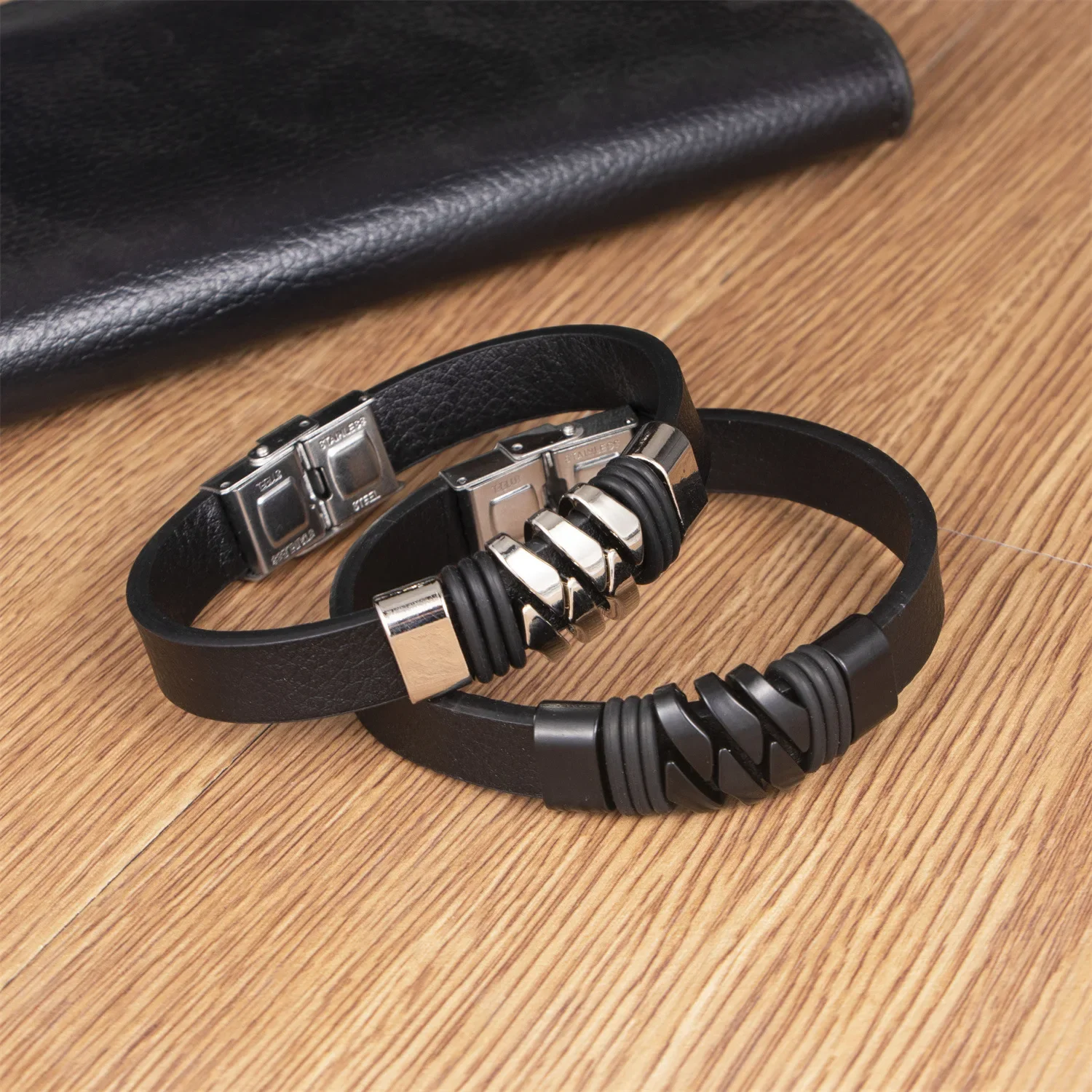 

Light luxury fashion leather alloy charm bracelet for men, bangle