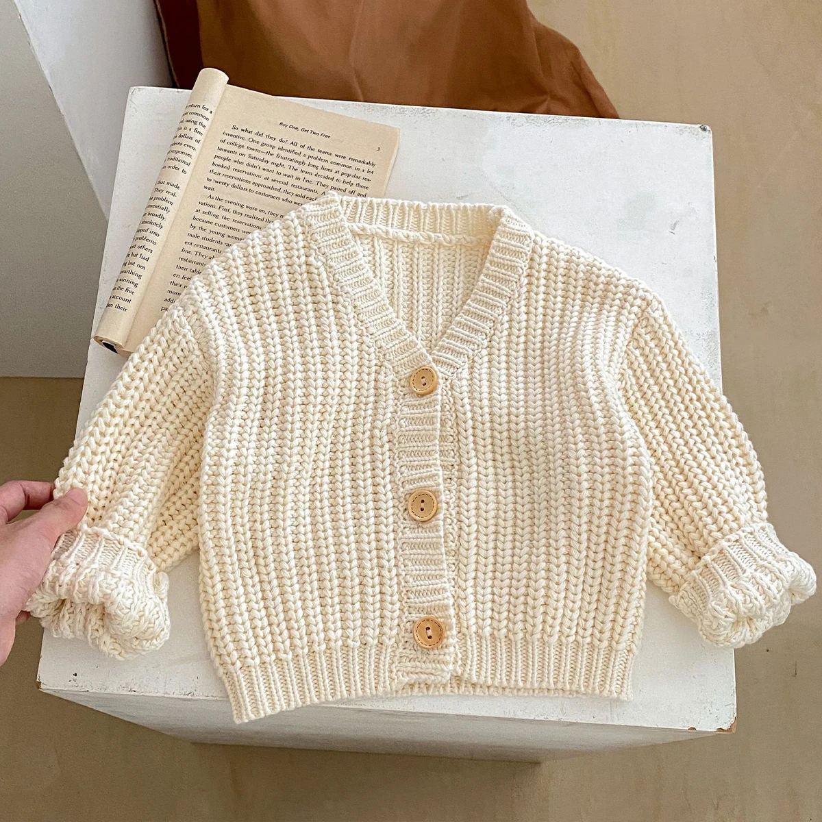 가을 유행 소녀의 패셔너블한 다용도 비즈 장식 두꺼운 바늘 브이넥 니트 코트 아동용 긴팔 가디건