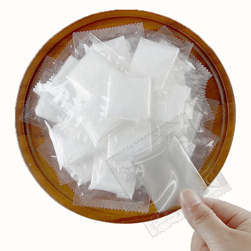 Lot de gants vinyle jetables, 100 paires emballées dans un sachet transparent, prêts à l'emploi pour la cuisine et le nettoyage.
