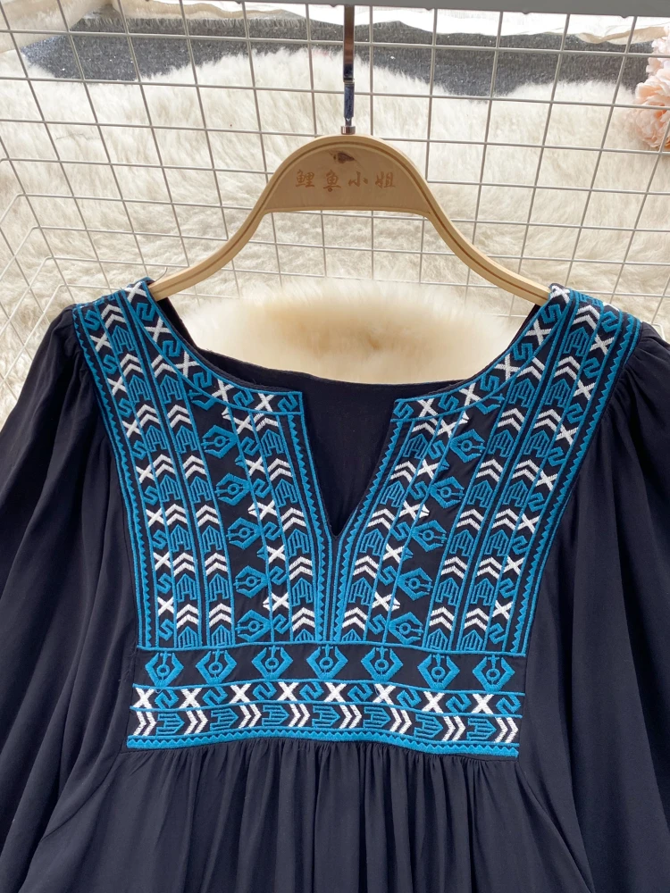 فستان طويل بتطريز تراثي ناعم – ألوان متعددة