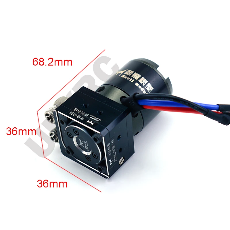 Pompe hydraulique RC brushless 0-8MPa installée sur un moteur, montrant les connexions électriques et hydrauliques.