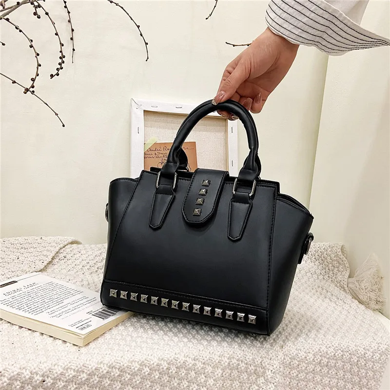 Vintage Rivet Bag 2023 New Women's Shoulder Bag Crossbody Bag Metal Base Smiling Face Bag Large Capacity Handbag Shell Bag