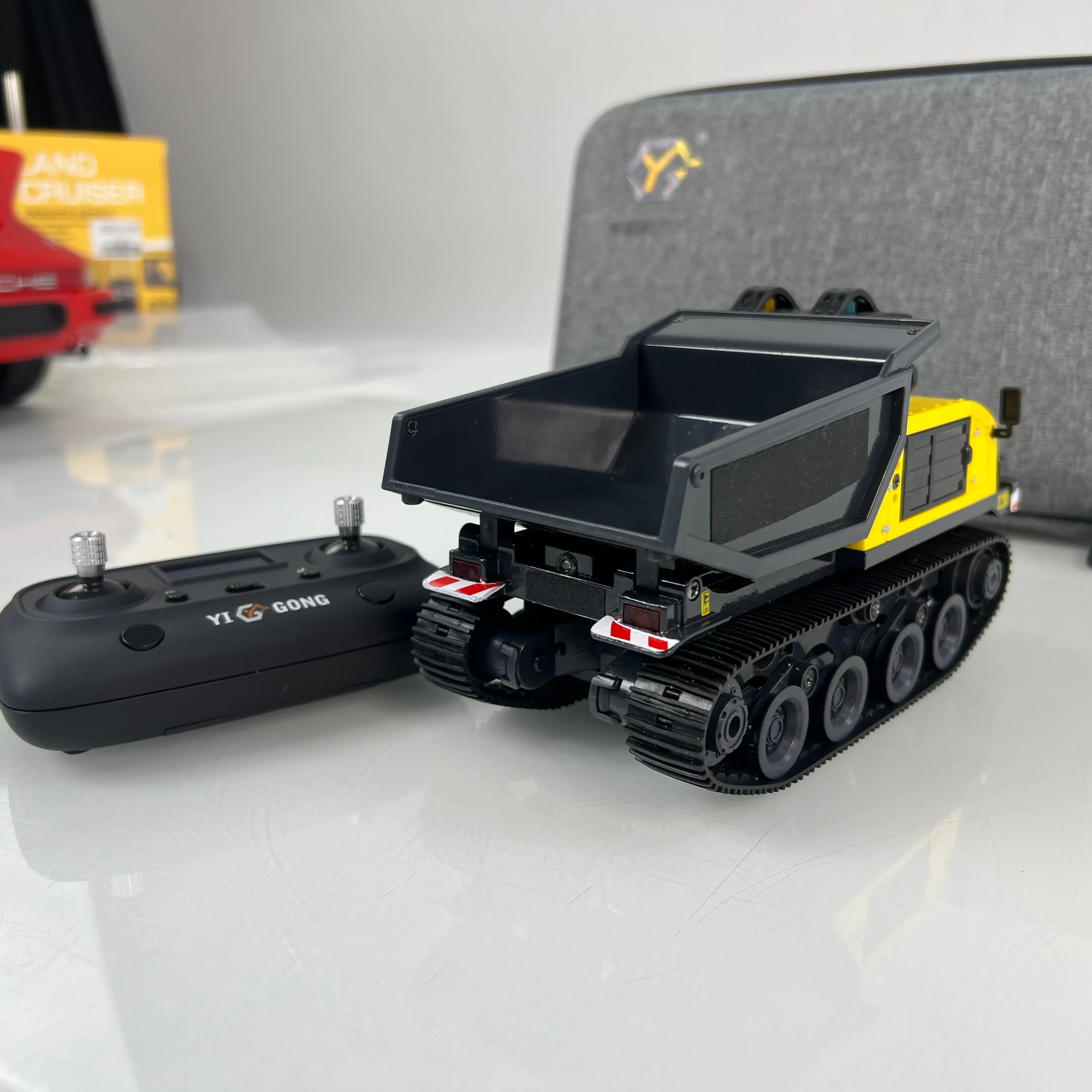 Camion benne RC T14R Panther 1/50 chenilles métal LED son RTR