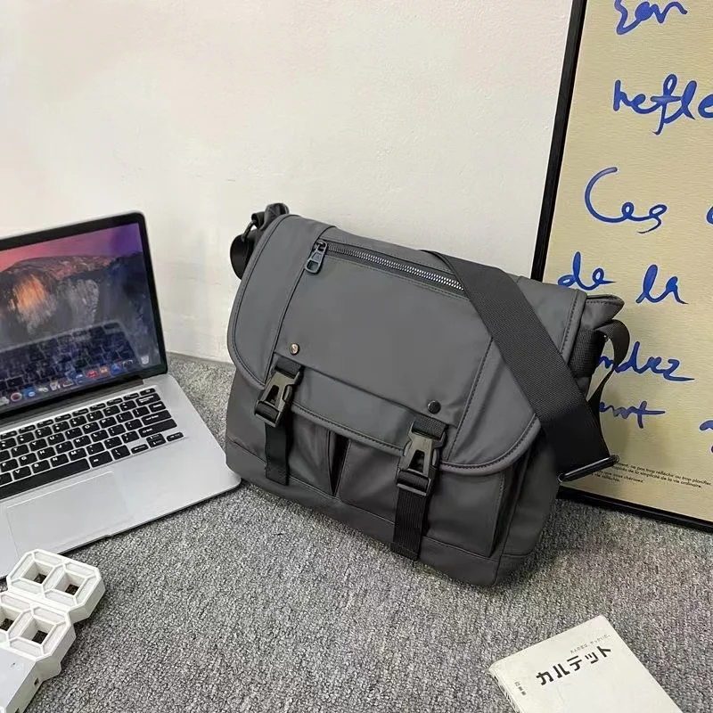 2023 New Men's Crossbody Bag Business Commuter Simple Postman Bag Anti Splashing Retro Workwear Style Shoulder Bag