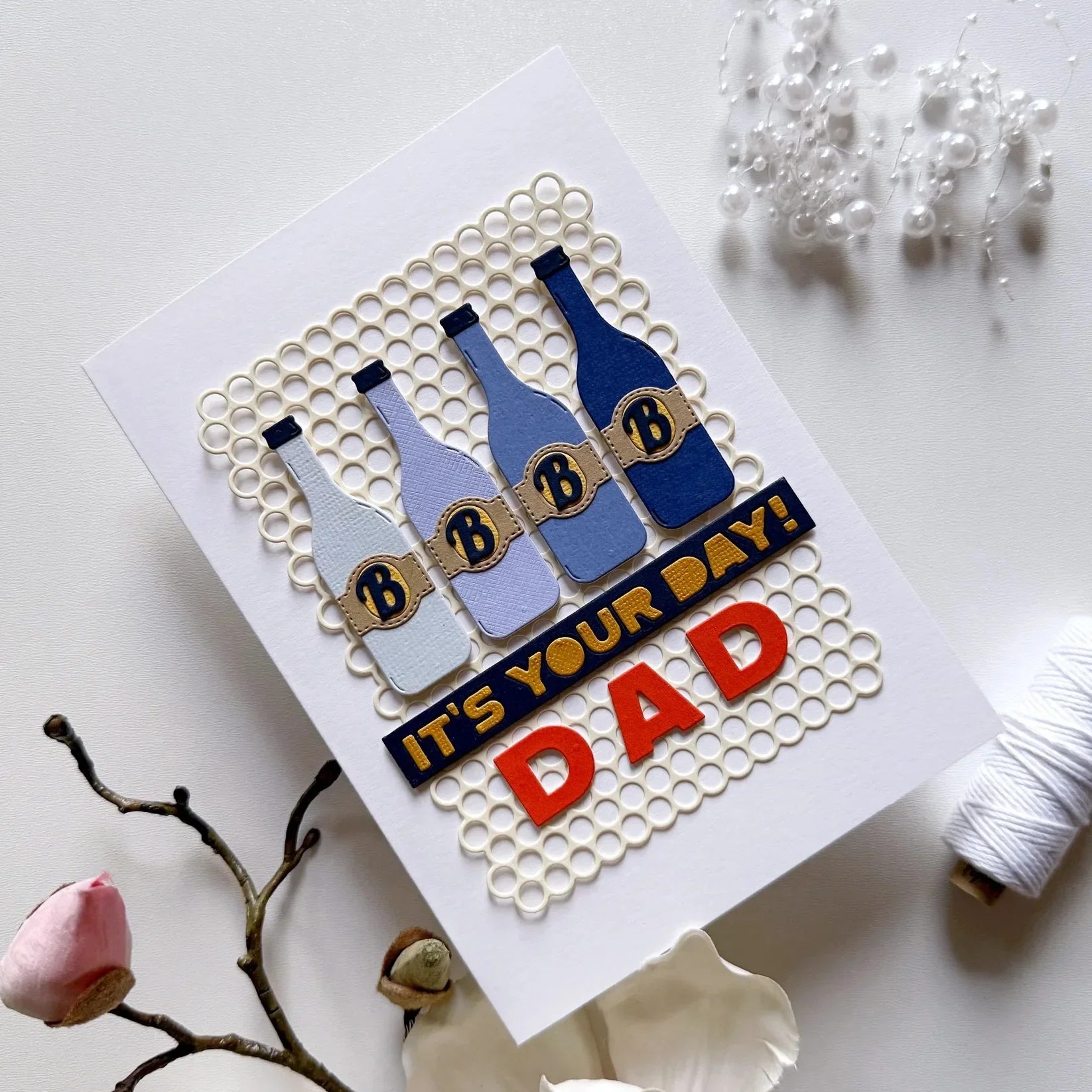 알람 시계 위에도 작은 귀마개 한 쌍이 있습니다. 신상품 2026 금속 커팅 다이 스크랩북킹 DIY 데코레이션