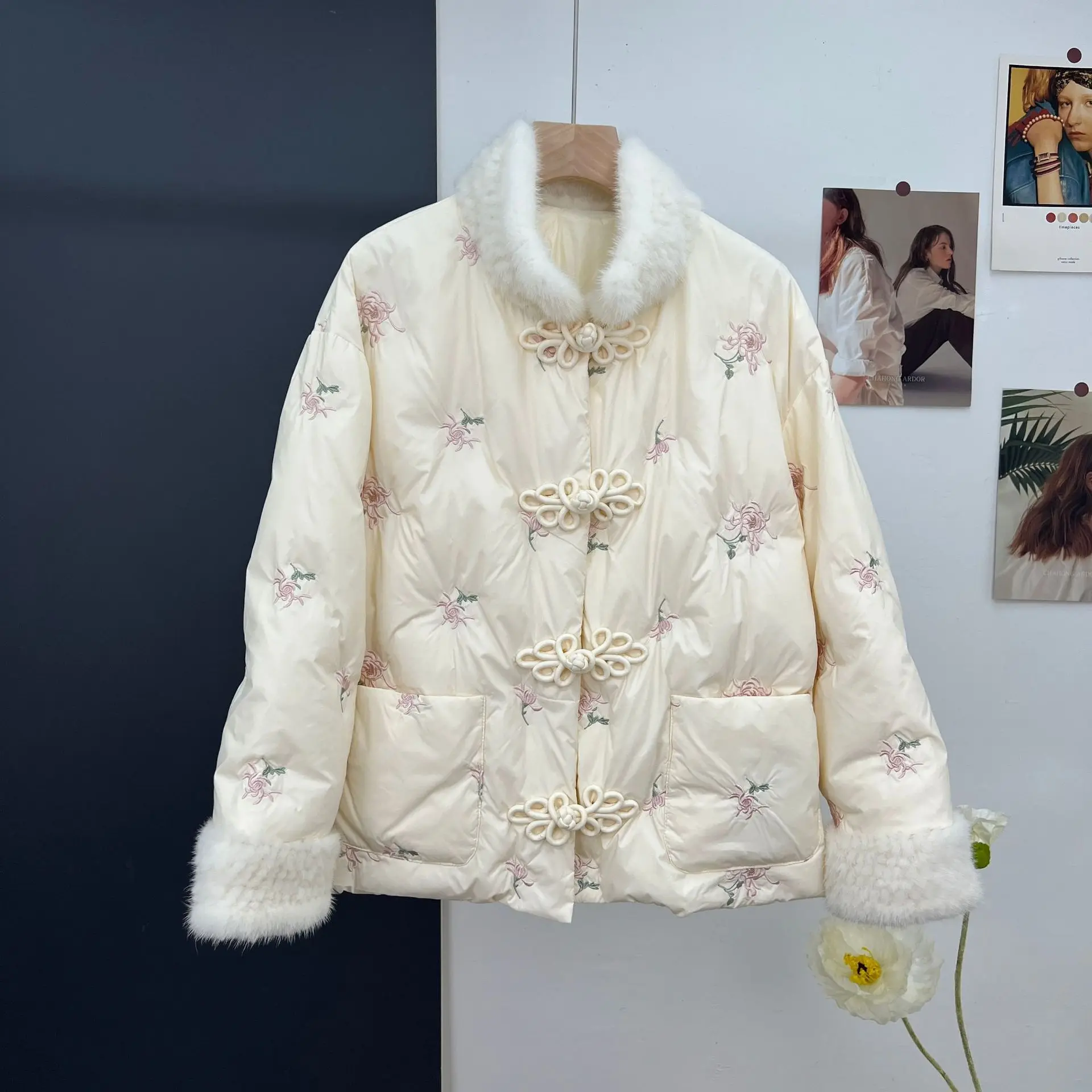 

2024 winter Fur Coat New Chinese Style White Goose Down Coat Women's Short Chrysanthemum Embroidered Mink Collar coat