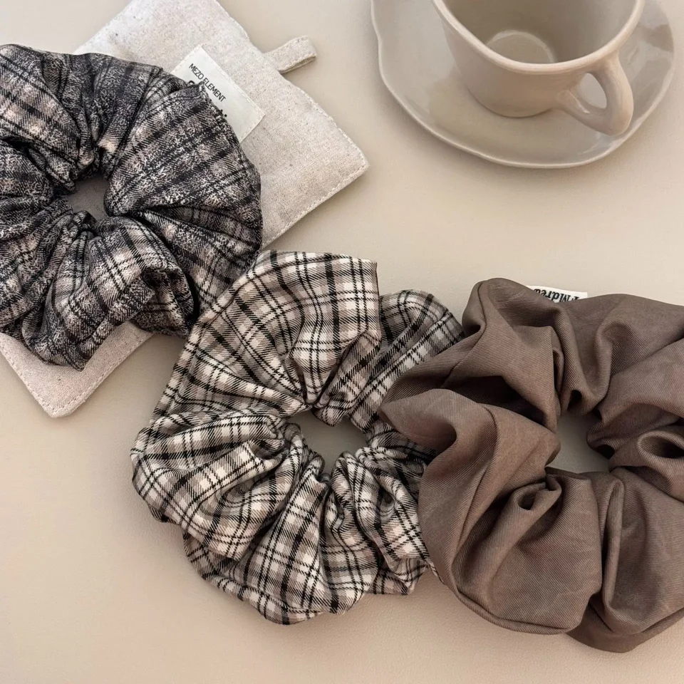 소녀들의 머리카락을 밝히는 빈티지 스타일: 한국 매듭 헤어 액세서리