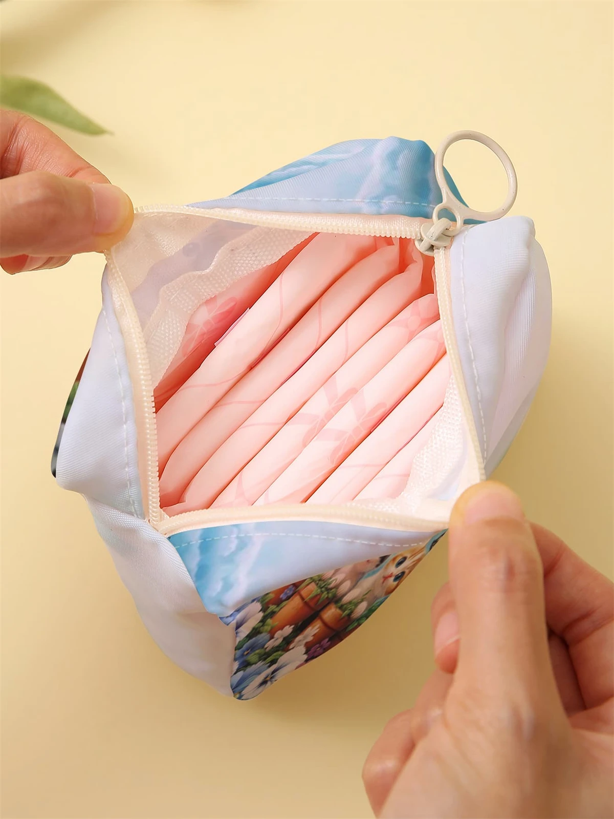 Cartoon cute cat pattern printed sanitary napkin storage bag, women's lightweight tissue bag, sanitary tissue bag